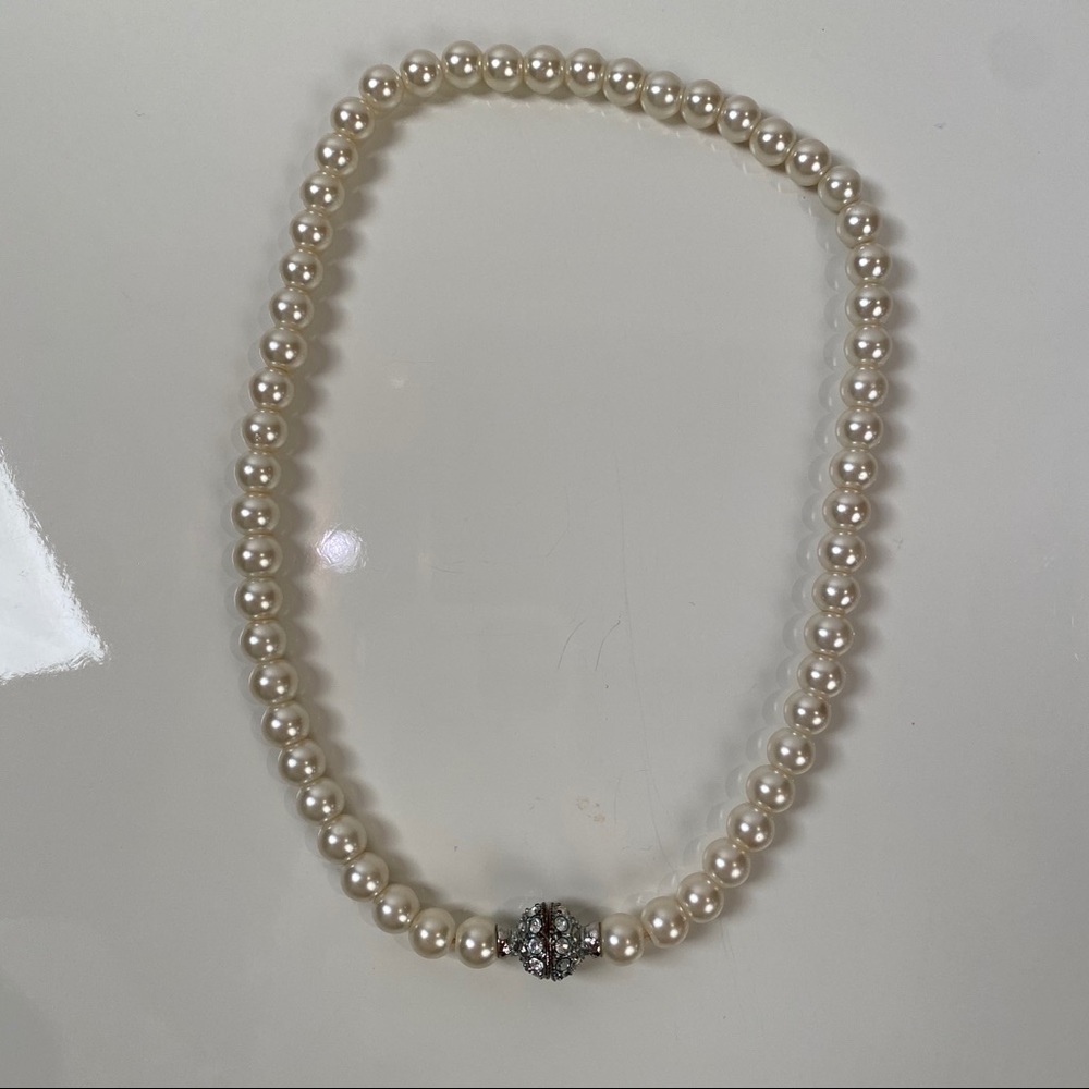 Faux Pearl Necklace with Magnetic Clasp